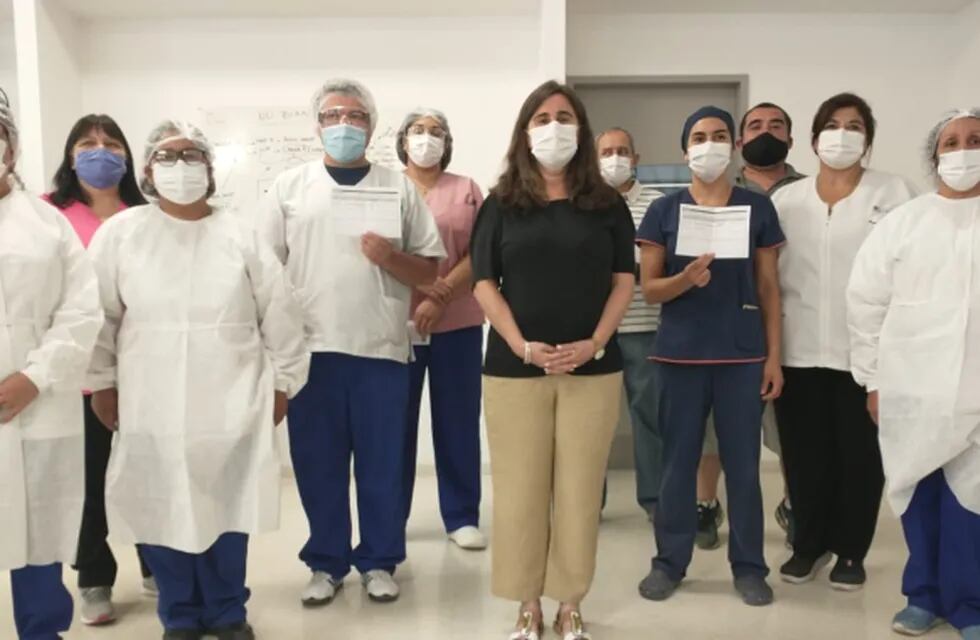 La ministra de Salud, Ana María Nadal, arribó a la región del Valle de Uco, con alrededor de 500 dosis de la Sputnik V, para dar inicio a la inmunización del personal de salud.