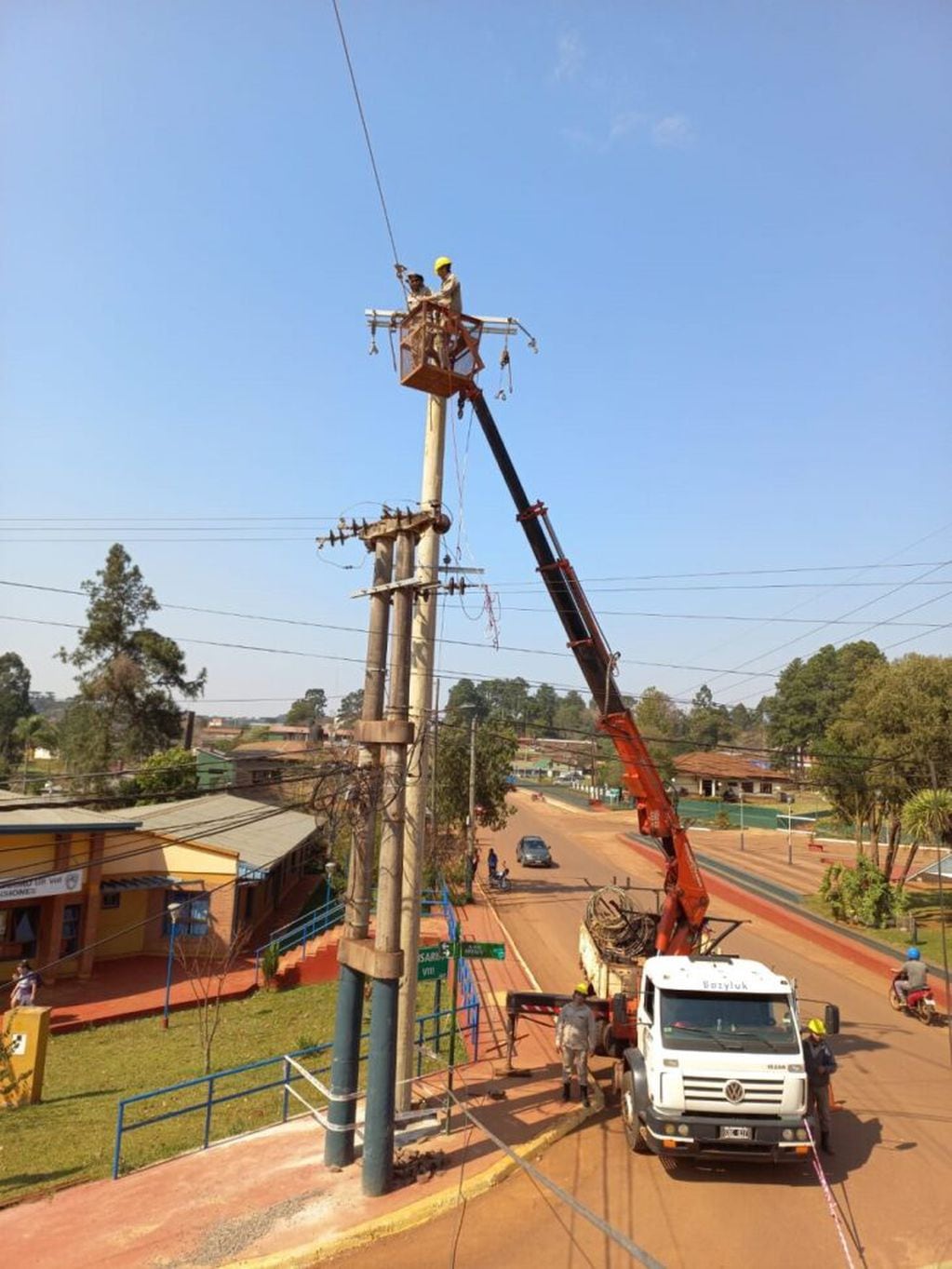 Obras eléctricas se llevan adelante en la localidad de San Pedro.