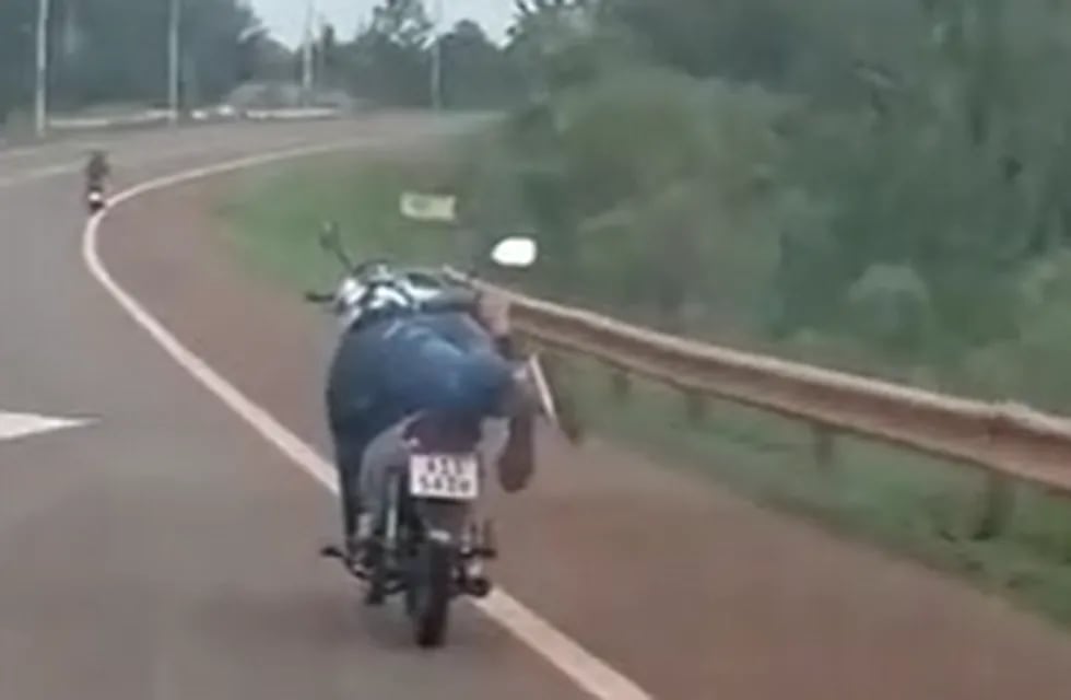 Fue filmado manejando “acostado” su motocicleta en Dos de Mayo-