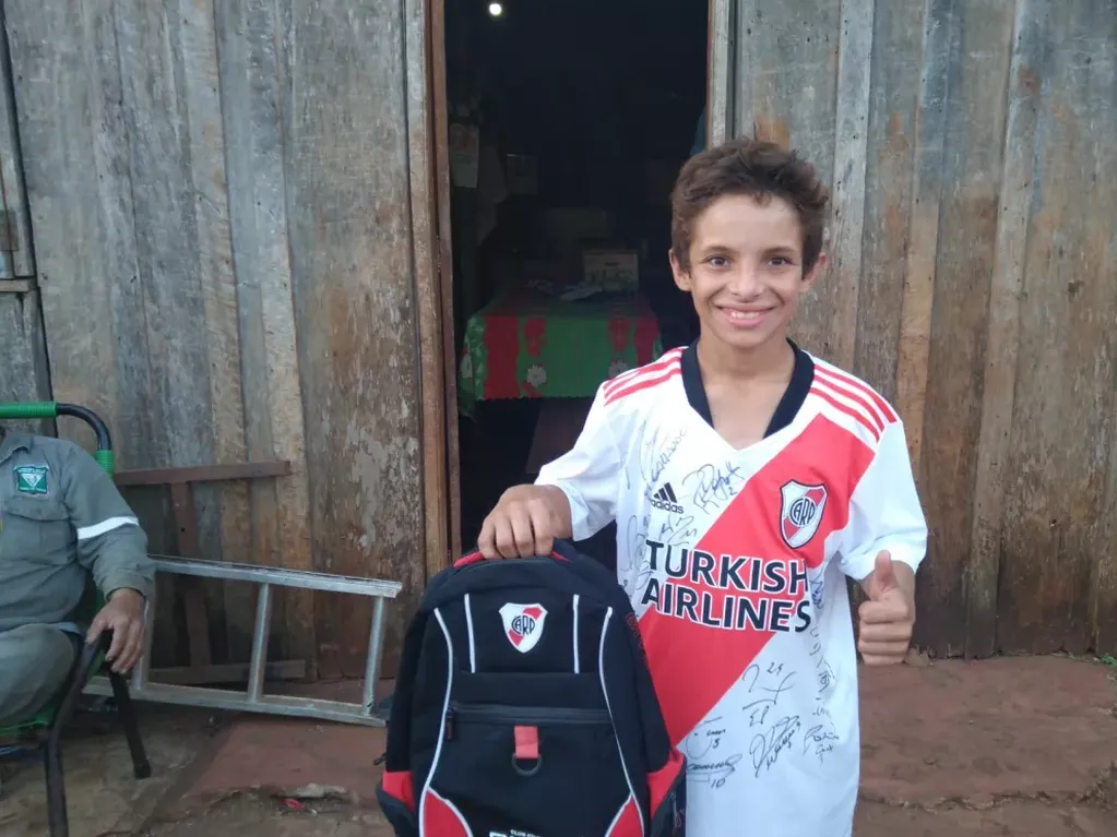 Sueño cumplido: Franco recibió una camiseta autografiada por el plantel de River Plate.