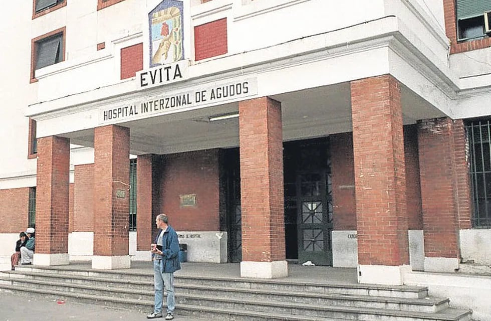Un camillero y un paciente cayeron por el hueco de un ascensor en el Hospital Evita de Lanús.