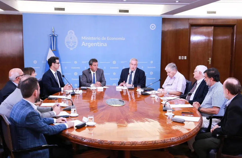 Sergio Massa, junto a otros ministros y representantes de entidades educativas en la reunión en el Palacio de Hacienda. Foto: Gentileza