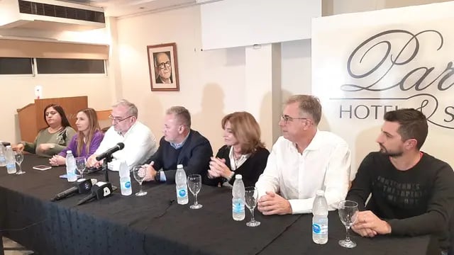 Marcelo Lewandowski (centro) junto a Myriam VIllafañe, Bárbara Chivallero, Alcides Calvo, Silvina Frana, Luis Castellano y Juan Senn