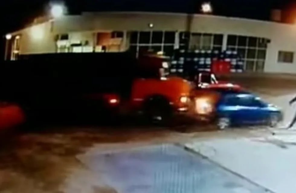El video del camión chocando reiteradas veces al auto se hizo viral.