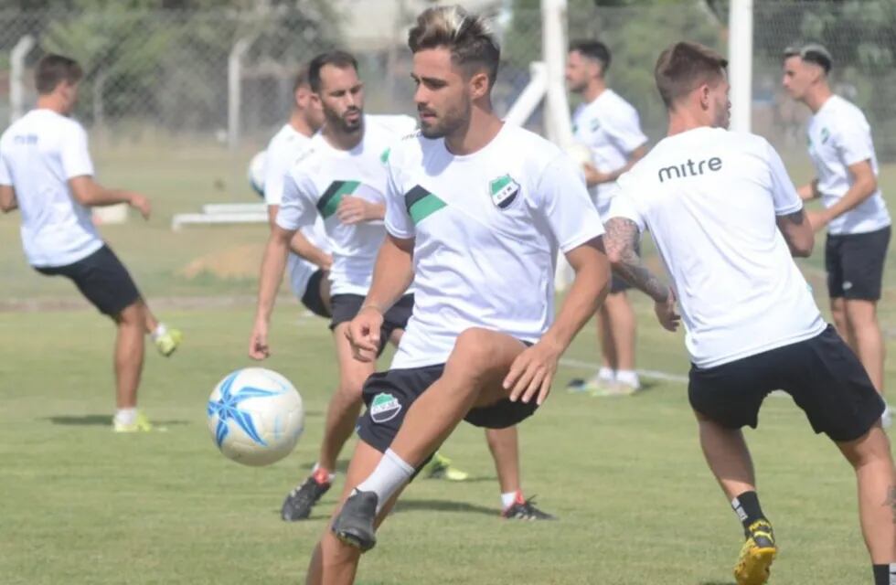 El volante dejó Villa Mitre y se incorporará a la Academia para jugar la Primera Nacional