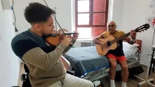 El nieto y el abuelo en el Hospital de Clínicas, tocando folclore. (Gentileza Fredy Bustos, El Doce TV)