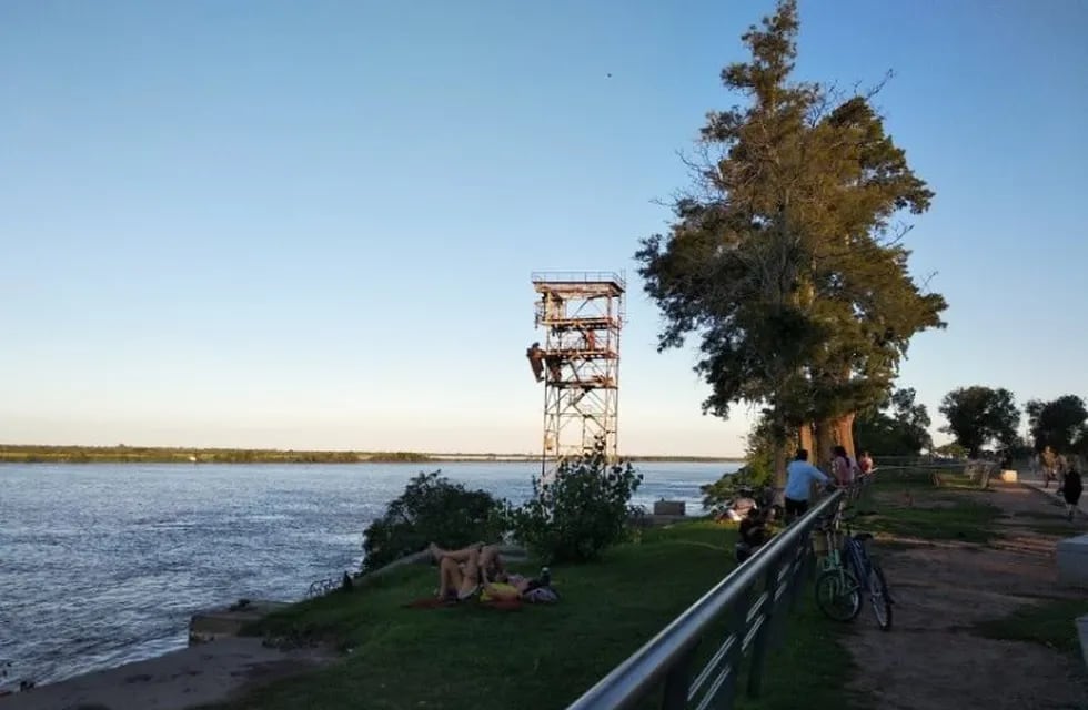 El accidente ocurrió de noche sobre la costa central del río Paraná. (Walter Batista)