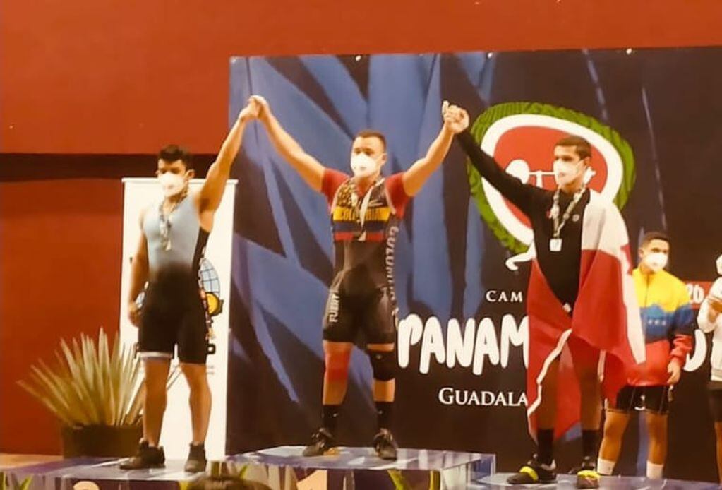 El pesista oriundo de Río Grande obtuvo la Medalla de Plata en la prueba de arranque con 125 kg.