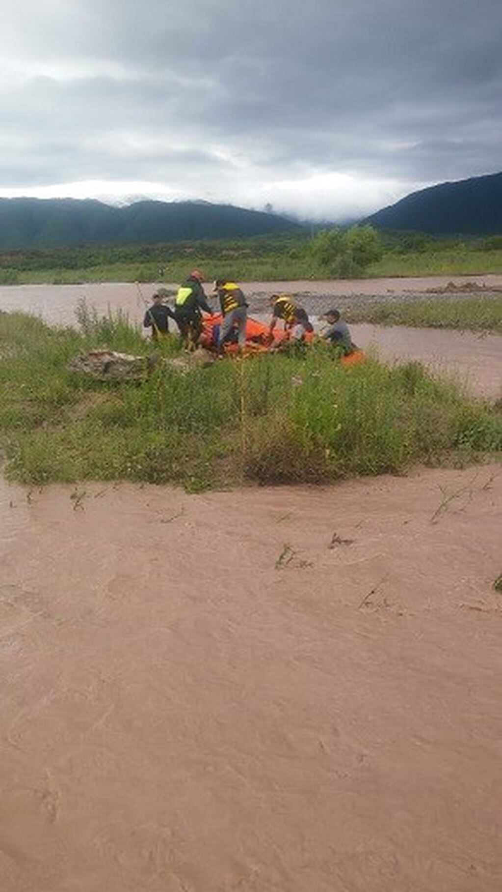 Rescataron a cuatro jóvenes atrapados por la crecida del río Las Garzas. (Policía de Salta)