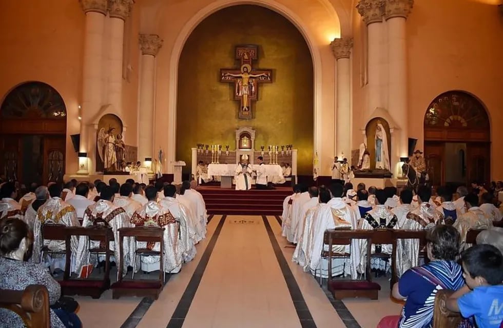 Catedral de San Rafael, Obispo Taussig y sacerdotes