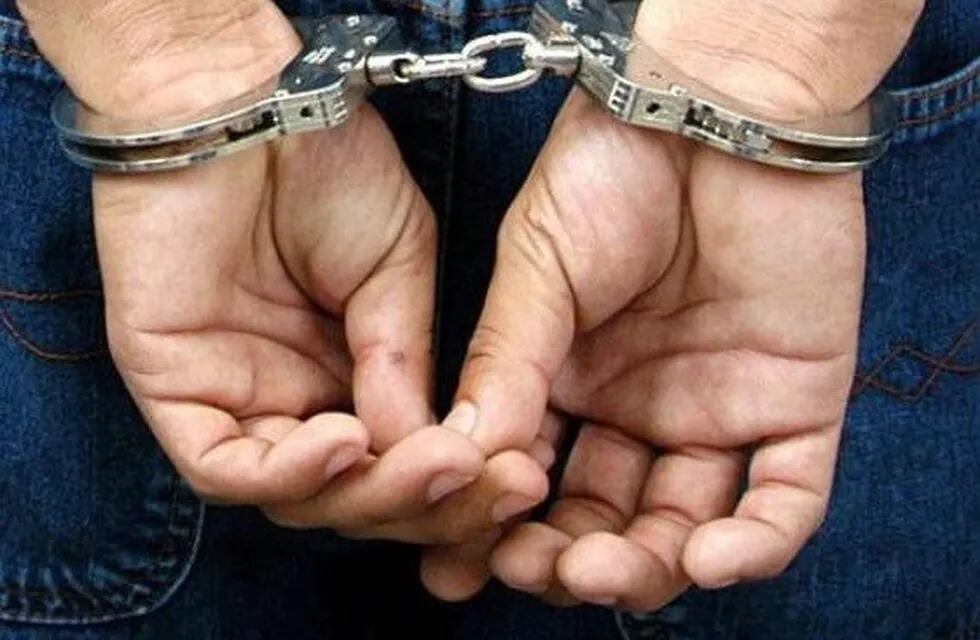 Un efectivo policial retirado fue detenido tras ser denunciado por haber abusado sexualmente de su nieta.
