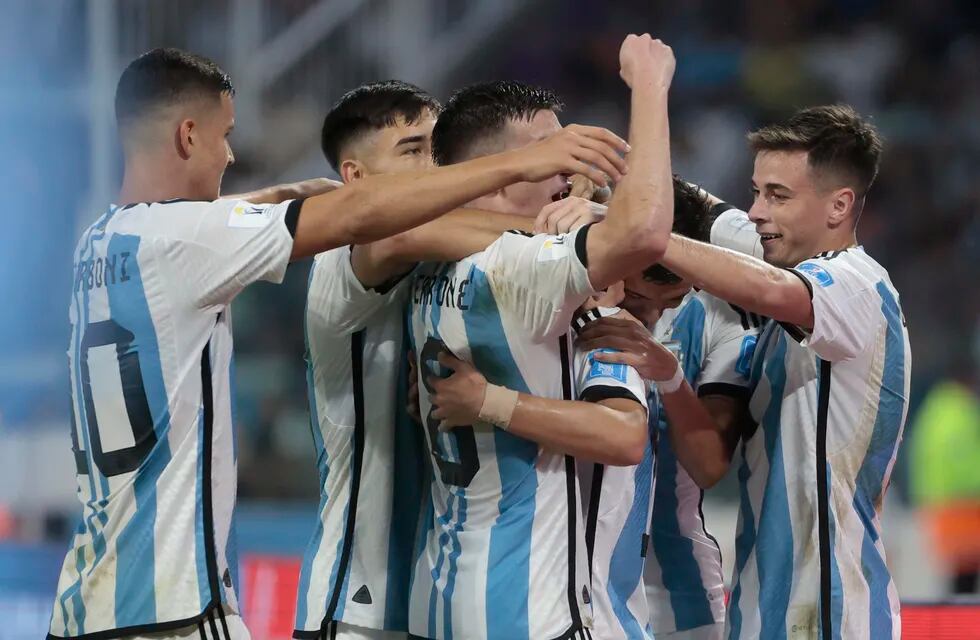 Jugadores de Argentina celebran el gol de Luka Romero. EFE/ Juan Ignacio Roncoroni