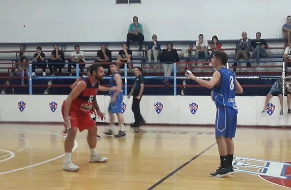 Pellegrini obtuvo su primera victoria en el basquet de Segunda de Bahía Blanca