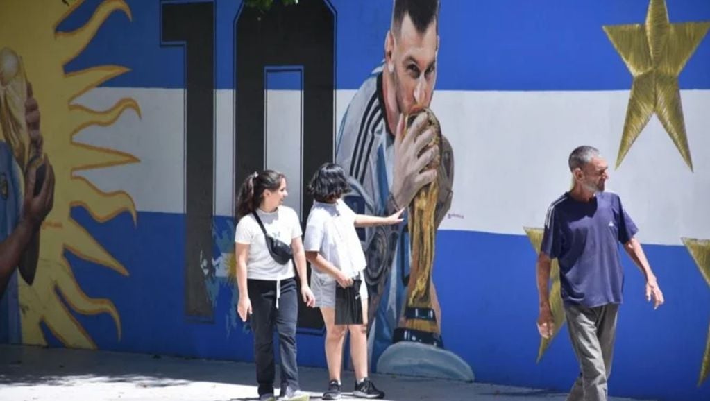 Cómo quedó el mural de Lionel Messi y Diego Maradona en el centro de San Luis.