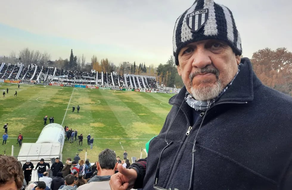 El histórico Cato Aguilar, simpatizante del Lobo del Parque, está siempre presente en la platea alentando a su equipo. / Los Andes.