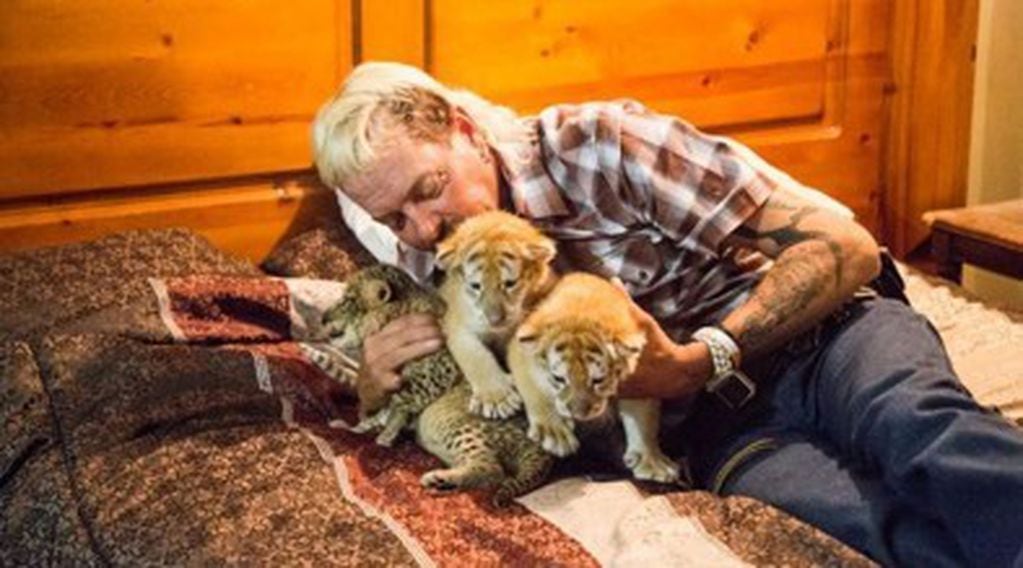 Joe Exotic es un criador de tigres estadounidense envuelto en una delirante trama criminal.