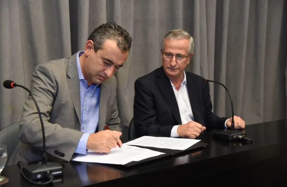Pablo Javkin y Osvaldo Miatello firmaron este lunes el convenio que articula el nuevo esquema de subsidios. (Prensa Municipio)