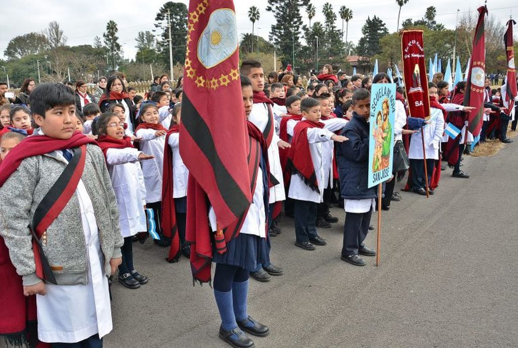 Alumnos jurando lealtad a la bandera (La Hora Salta)