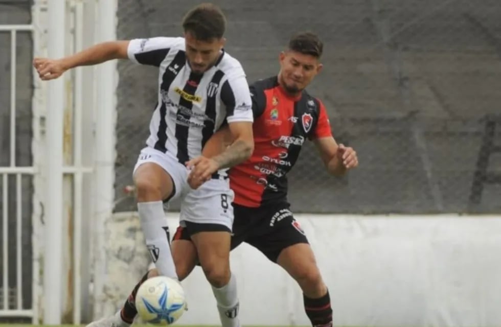 Sporting dejó el invicto en cancha de Liniers y perdió 2 a 1.