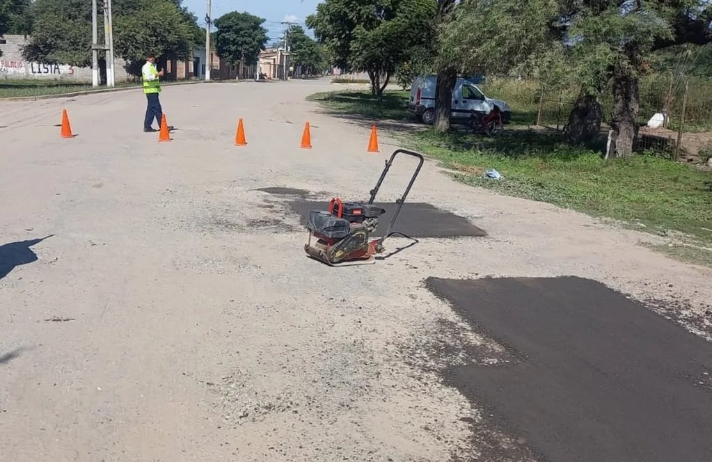 La temporada de lluvias causó estragos en las cintas asfálticas de la provincia de Jujuy, por lo que el Gobierno asiste a municipios del interior para efectuar las reparaciones necesarias.