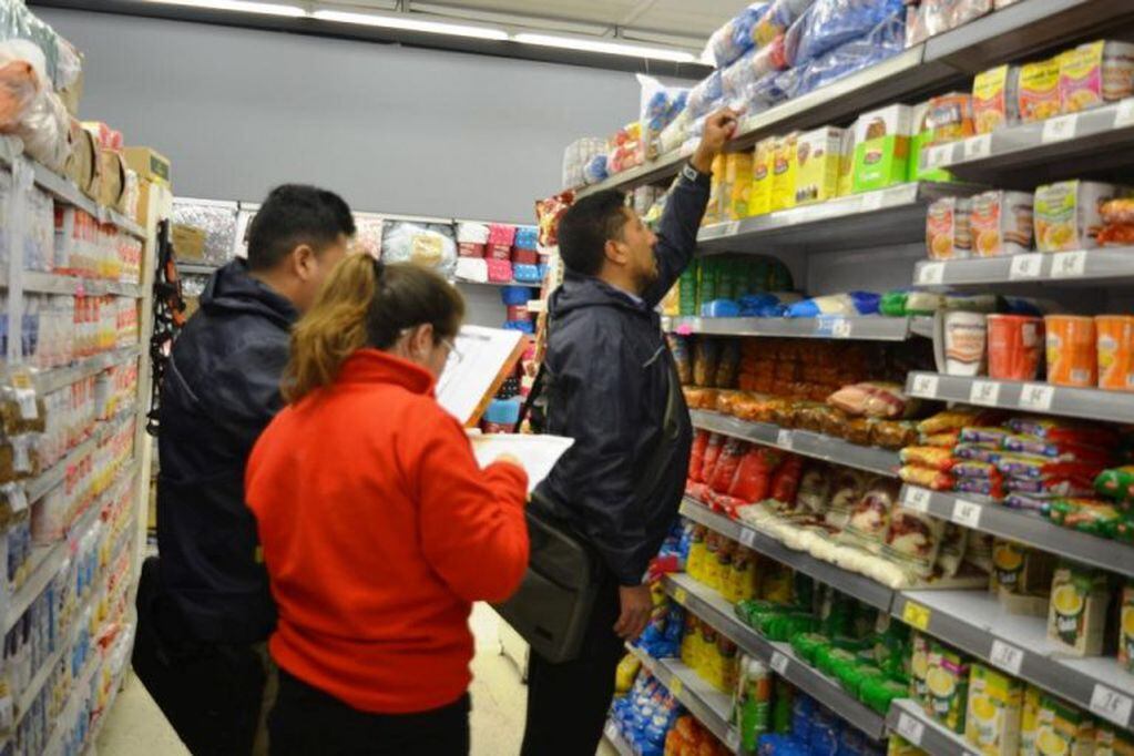 Agentes del Ministerio de Desarrollo Económico y Producción monitorean la existencia de los "productos esenciales" en los supermercados de Jujuy.