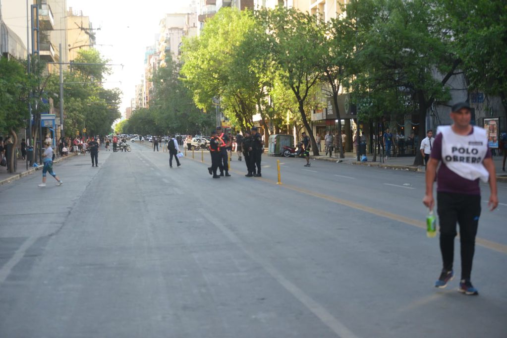 Marcha del Polo Obrero: policía en avenida Colón luego de los incidentes. (Javier Ferreyra)