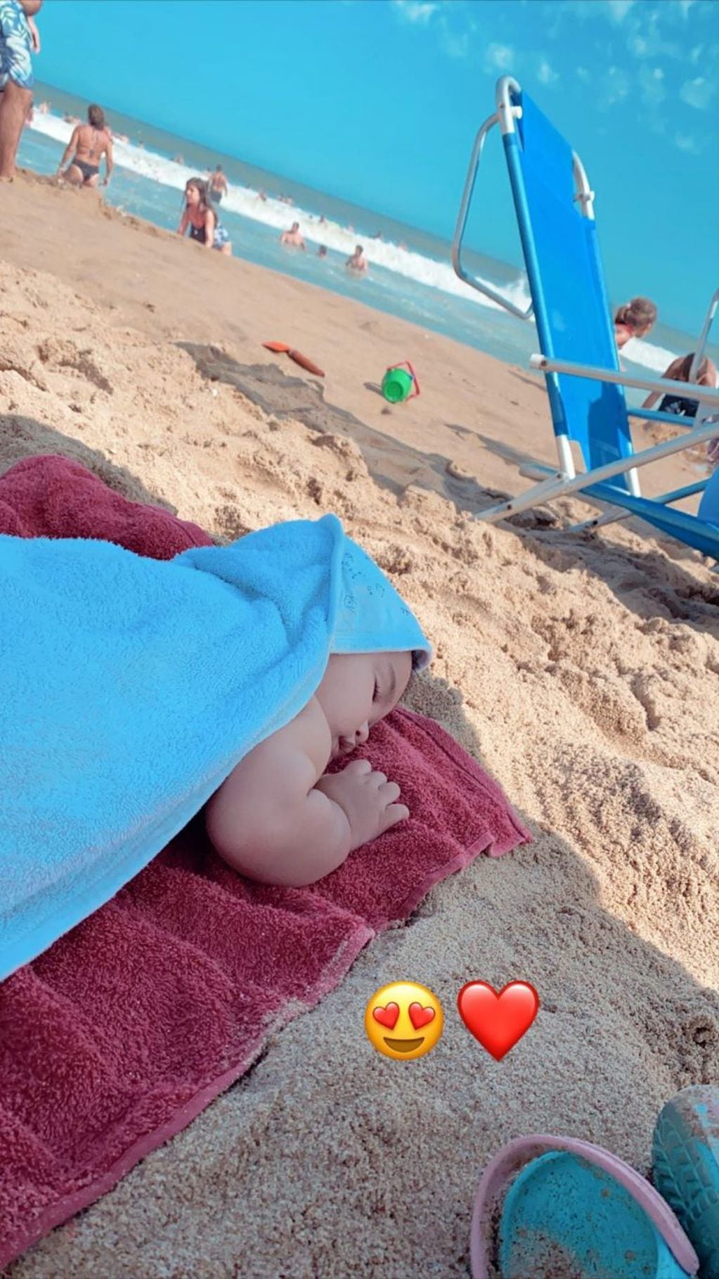 Francesco Ambrosioni durmió en la playa mientras sus papás se relajaban (Foto: Instagram/ @facuambrosioniok)