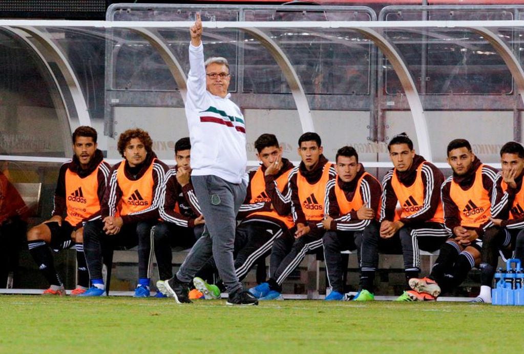 El Tata Martino dirigiendo a la selección mexicana. (Photo by Kena Betancur / AFP)