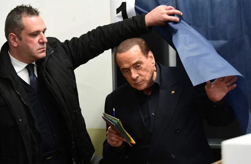 TOPSHOT - Silvio Berlusconi, leader of right-wing party Forza Italia, prepares to vote on March 4, 2018 at a polling station in Milan. \nItalians vote today in one of the country's most uncertain elections, with far-right and populist parties expected to make major gains and Silvio Berlusconi set to play a leading role. / AFP PHOTO / Miguel MEDINA