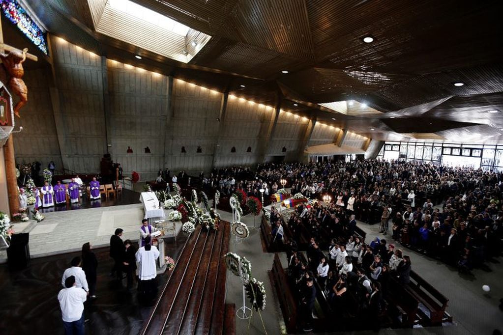 Cientos de personas acompañaron a los familiares del equipo periodístico en la iglesia La Dolorosa del centro norte de Quito (Ecuador).  (Web)