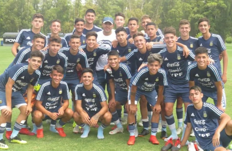 Juan Román Riquelme visitó a la Selección Sub-16 en Ezeiza. (Twitter)