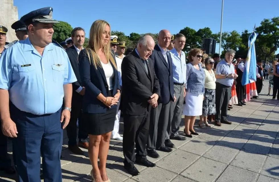 El gobernador Miguel Lifschitz encabezó el acto por el aniversario 205 de la creación de la bandera junto a la presidenta del Concejo Municipal de Rosario, Daniela León.