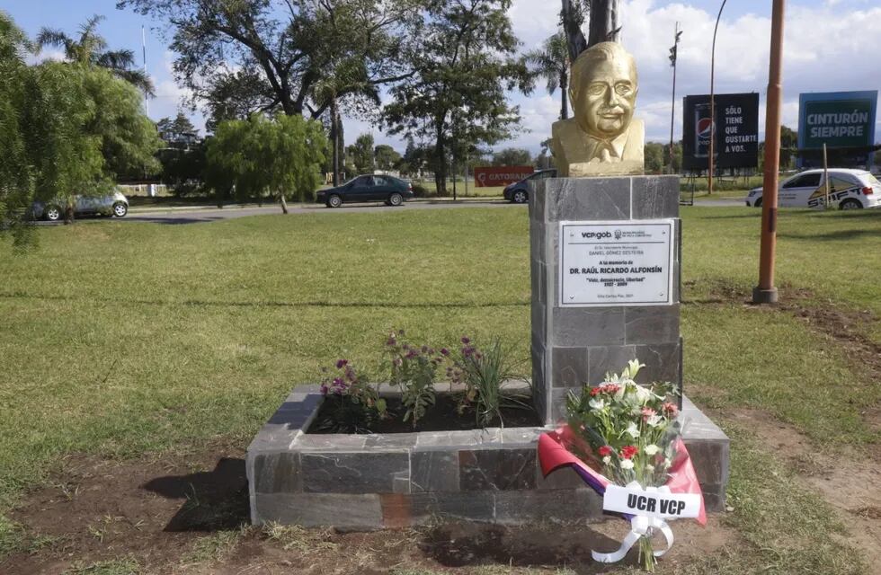 Refuncionalizaron el monumento a Raúl Alfonsín en Carlos Paz.