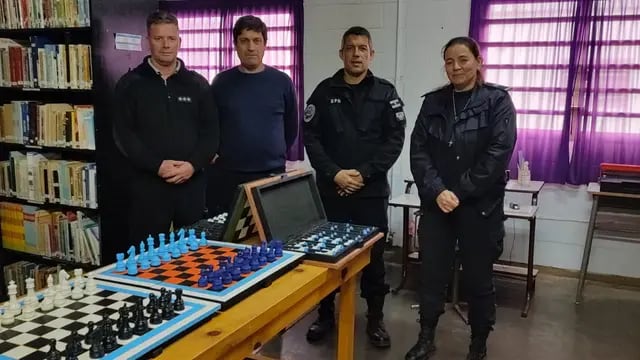 En la cárcel de Saavedra fabrican juegos de ajedrez para instituciones educativas