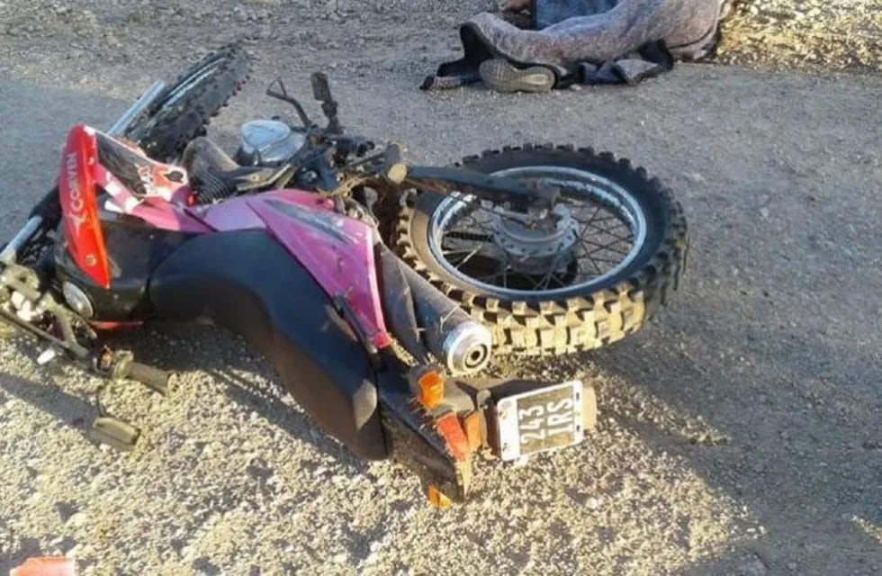 Un motociclista chocó y mató a un hombre en Entre Ríos