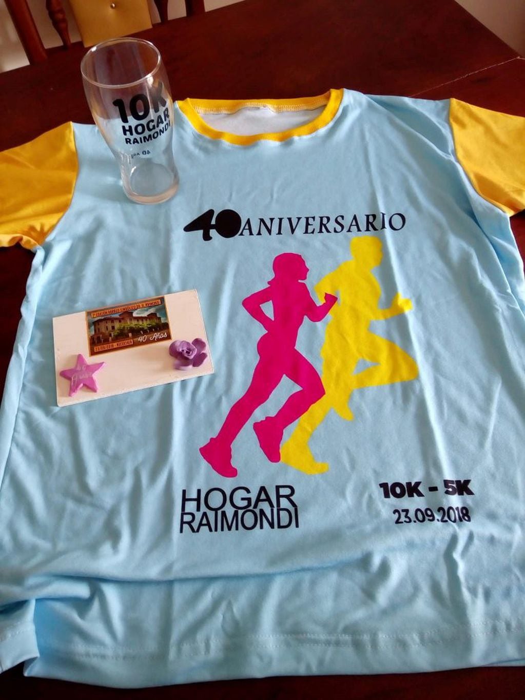Camiseta para los corredores de los 5K y 10 K del 40° Aniversario del Hogar Raimondi.