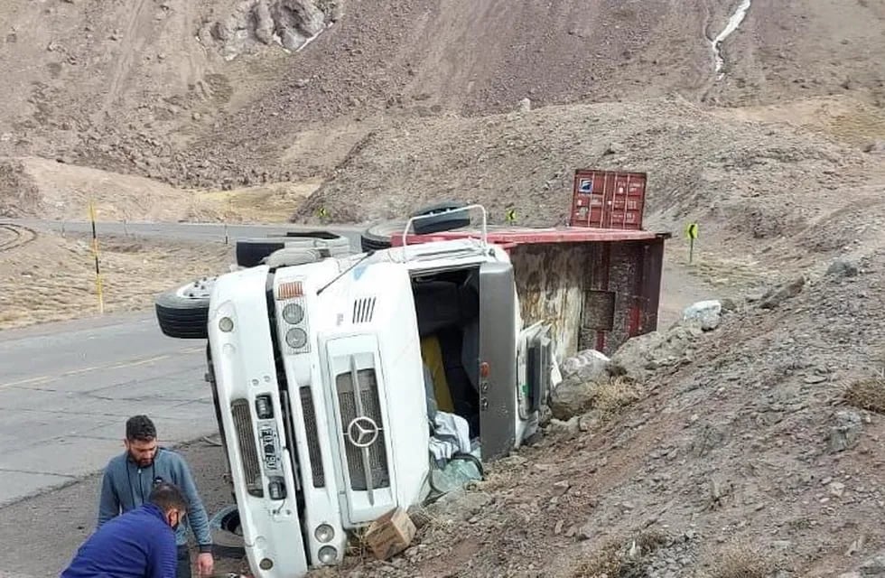 Un camion volcó en la llamada Curva del Yeso en alta montaña. El conductor solo sufrió contusiones leves. Gentileza Diario Mendoza