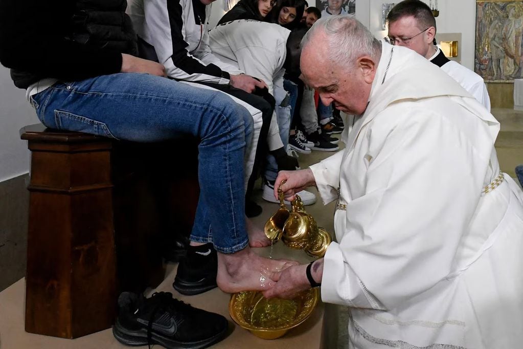 El papa le lavó los pies a una docena de reclusos de una cárcel romana. Foto: Gentileza