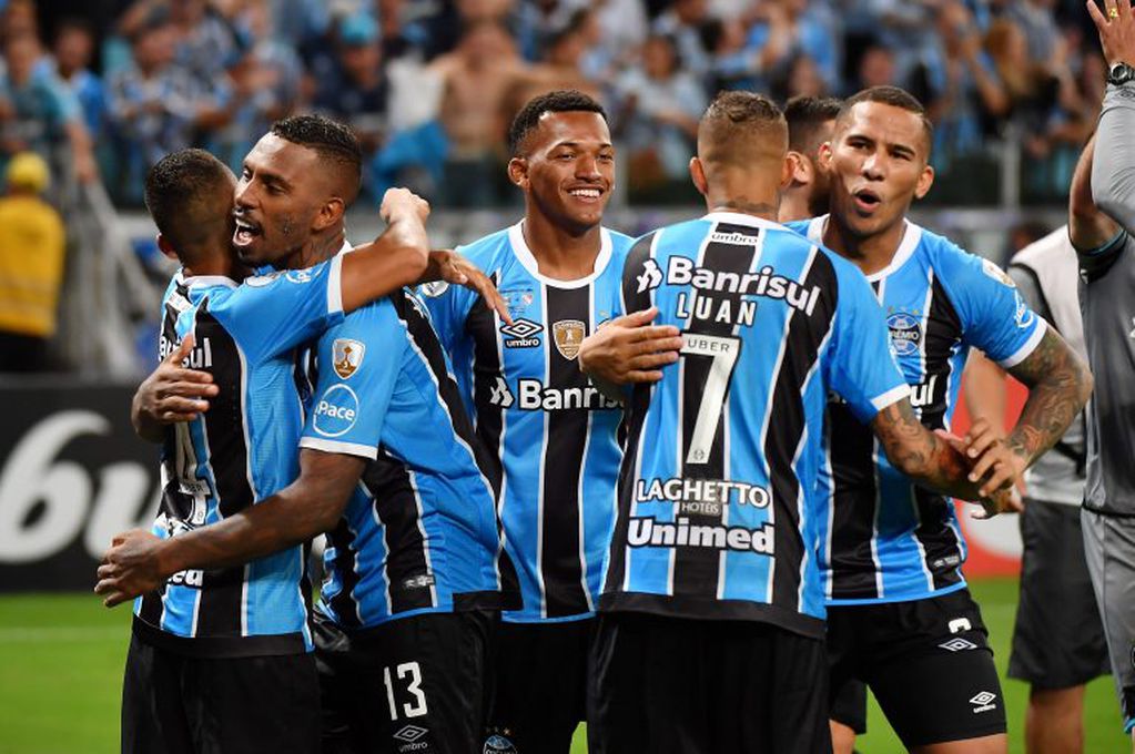 Brazil's Gremio footballers celebrate after defeating by penalty shoots against Argentina's Independiente, during their Recopa Sudamericana 2018 final match held at  Arena Gremio, in Porto Alegre, Brazil, on February 21, 2018. / AFP PHOTO / NELSON ALMEIDA