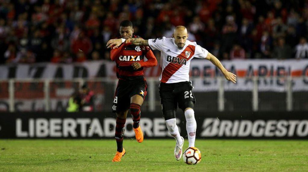 Javier Pinola y Jean Lucas se disputan la pelota en la última fecha del Grupo D por la Copa Libertadores 2018 (Foto: REUTER).