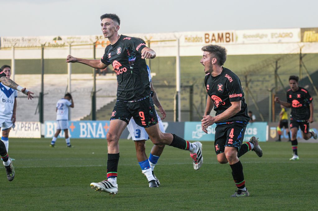 Franco Rami, goleador de Belgrano, marcando el segundo del equipo de Reserva ante Vélez, por los cuartos de final de la Copa Proyección 2023. (Prensa Belgrano)