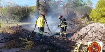 Bomberos de Claromecó combatieron un incendio en un terreno sobre calle 19
