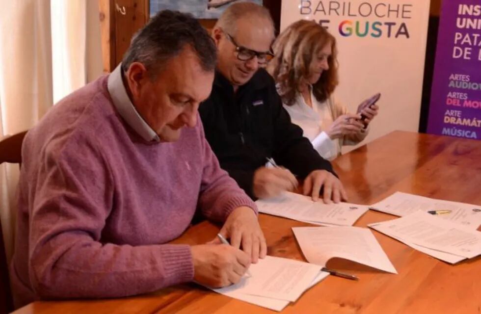 El rector del IUPA, Gerardo Blanes, firmó con el intendnete Gustavo Gennuso el acta acuerdo por la cesión de tierras. Foto: Alfredo Leiva.