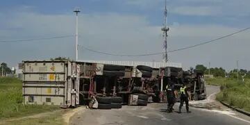 camionero volcó en circunvalación de Rosario