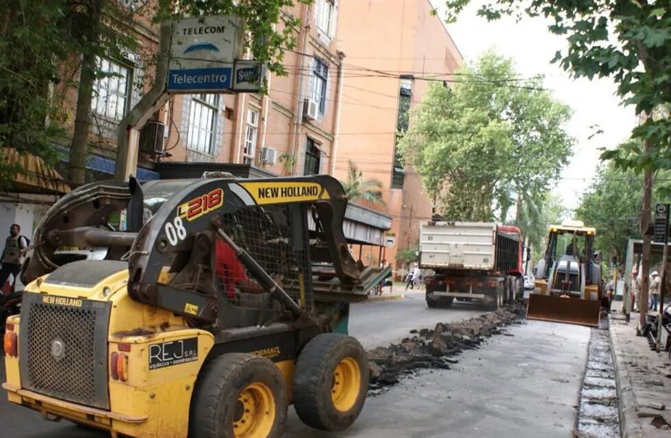 Pavimento nuevo en la calle Rivadavia de Posadas. Pondrán base de balastro y cemento para que pasen ómnibus articulados. (M. de Posadas)