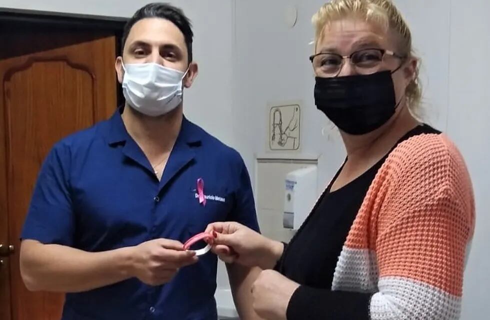 Entregaron pulseras rosas a las afiliadas de la UOM Rafaela