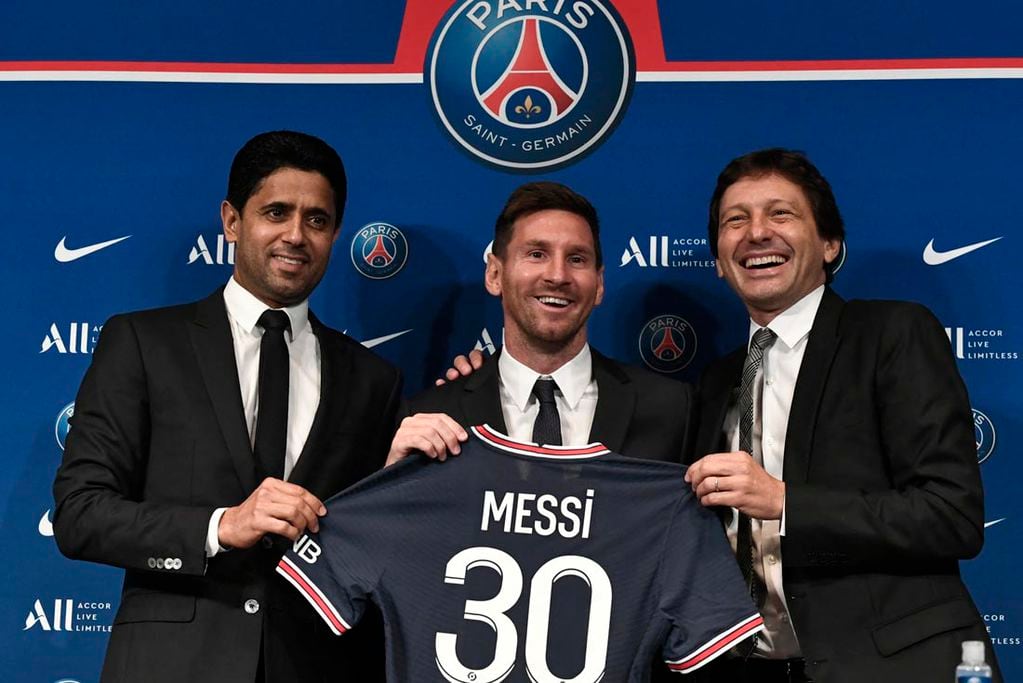 El presidente de Qatar del Paris Saint-Germain, Nasser Al-Khelaifi (L), y el Director Deportivo del Paris Saint-Germain, Leonardo Nascimento de Araujo (R), junto a Messi.