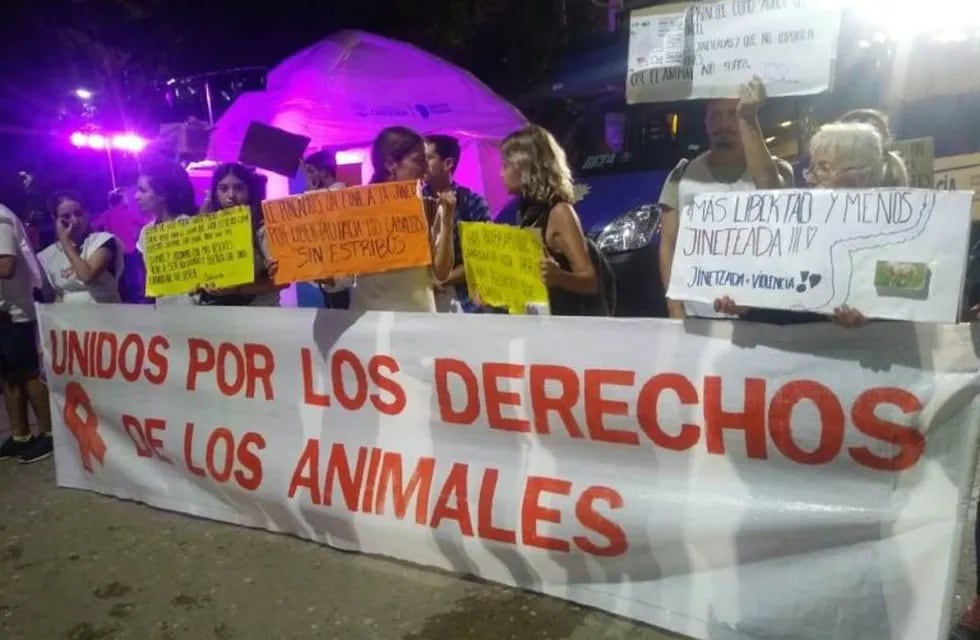 Proteccionistas protestando contra el maltrato animal en Jesús María (Gentileza Noticias Jesús María)