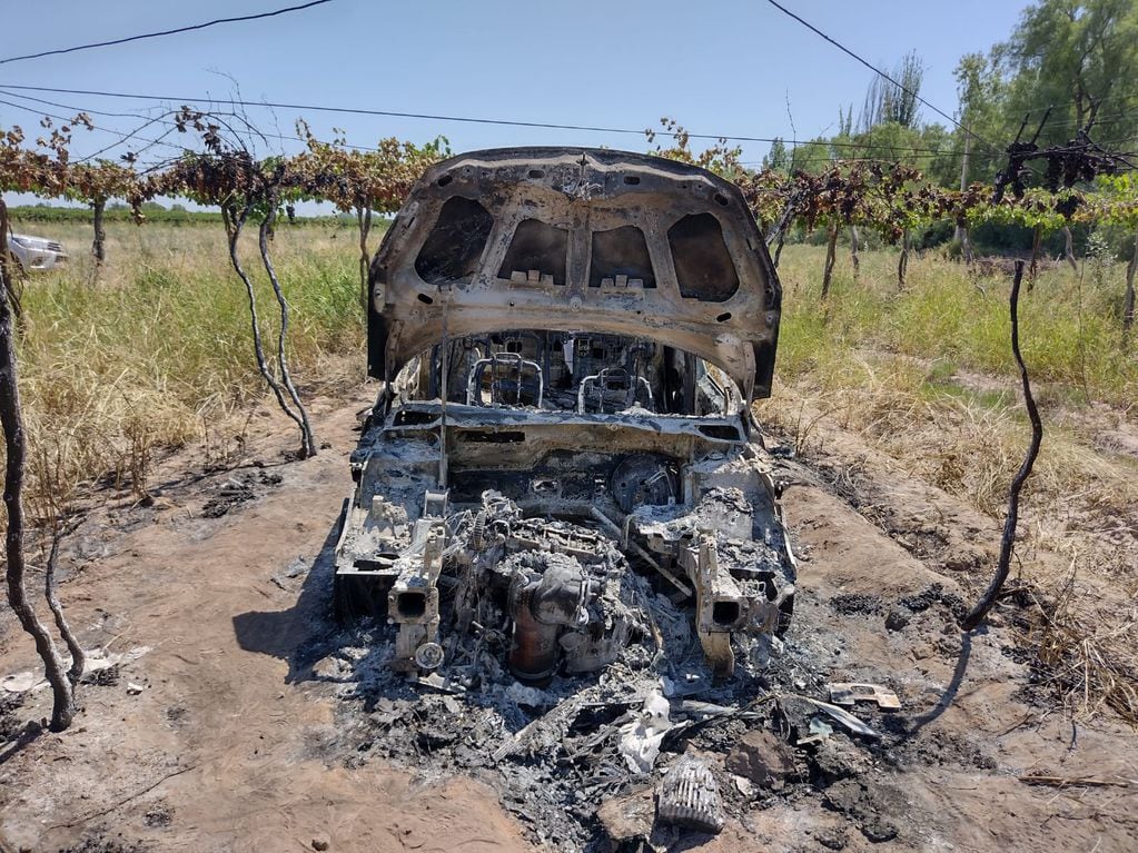 Robaron un auto y lo encontraron prendido fuego en una finca de Rivadavia.