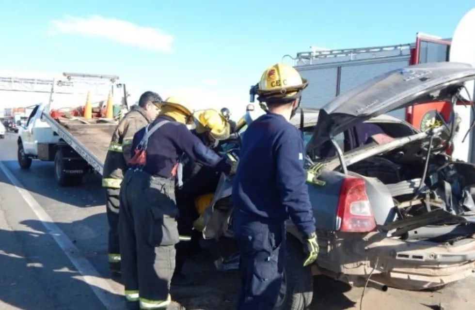 Renault Logan chocó contra el guardarrail en Autopista a Santa Fe